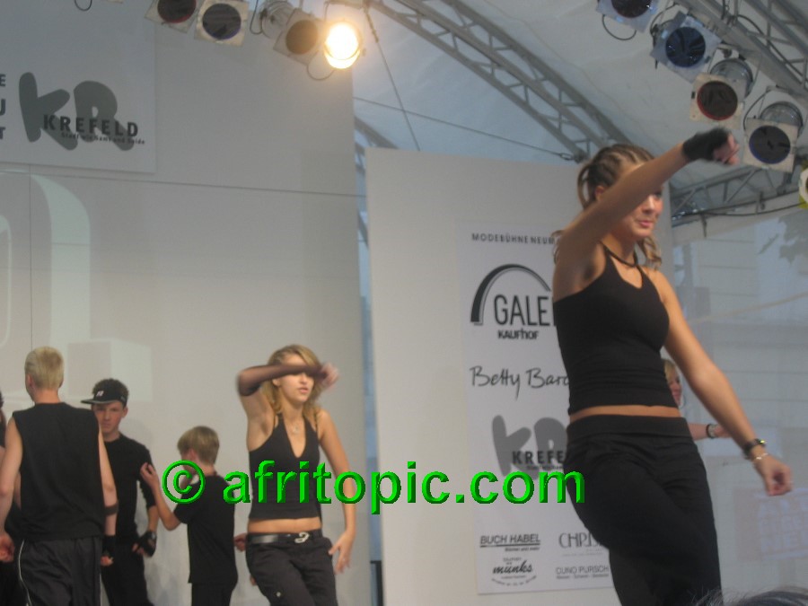 ../Images/Krefeld-Strssenmodenschau-2005 488.jpg